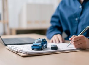 hombre-firmando-soat-vehicular