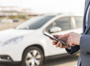 hombre-telefono-carro-soat-virtual