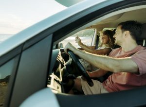 pareja-carro-viaje-soat-seguro